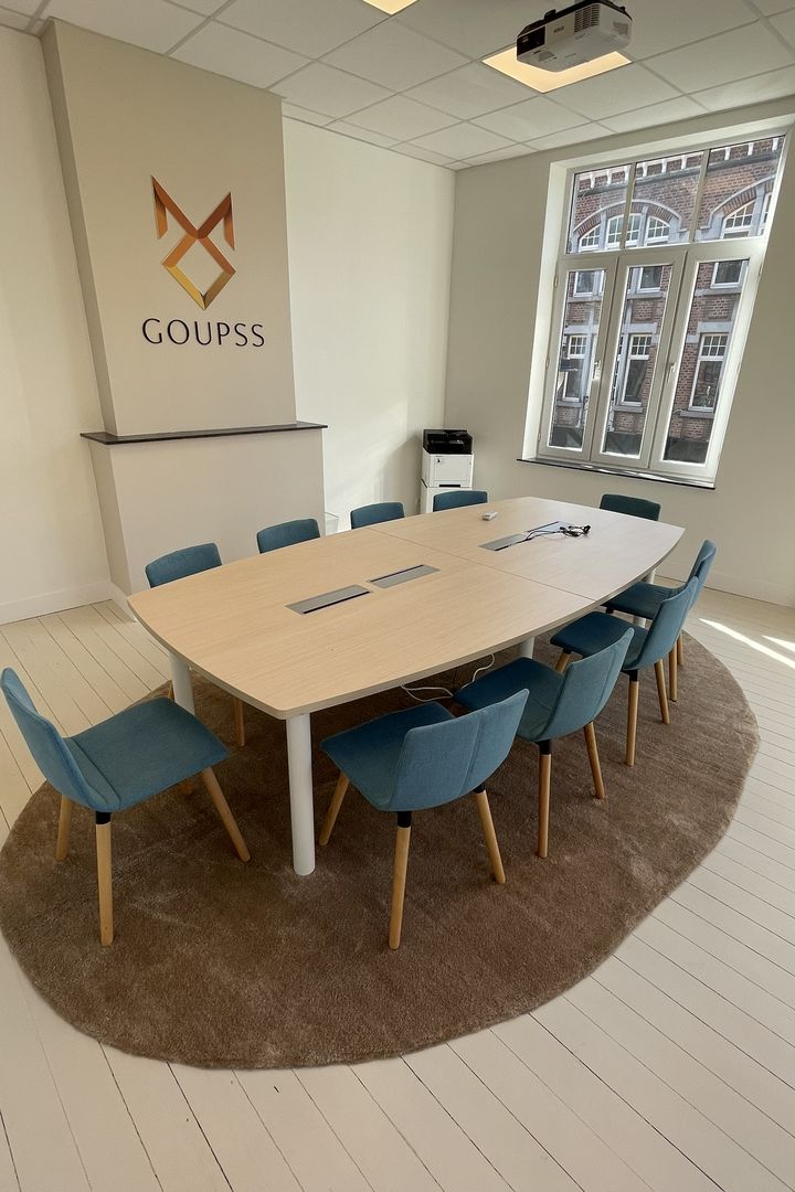 Grand tapis ovale sur mesure dans la salle de réunion de Goupss